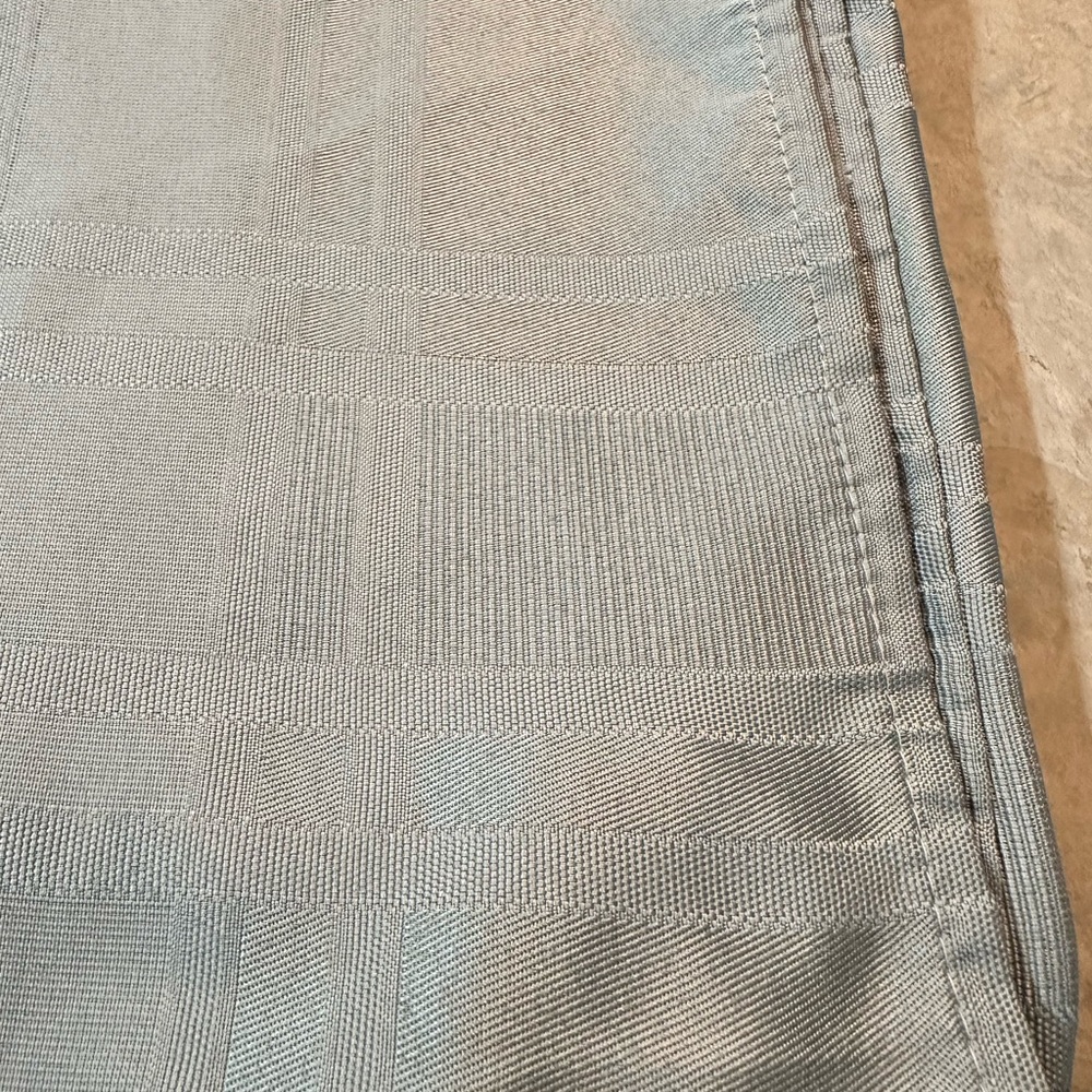Beautiful green 100% microfiber polyester tablecloth. Like new condition.